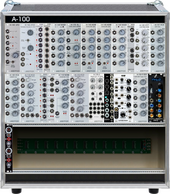 Großes Rack mit entfernten Modulen